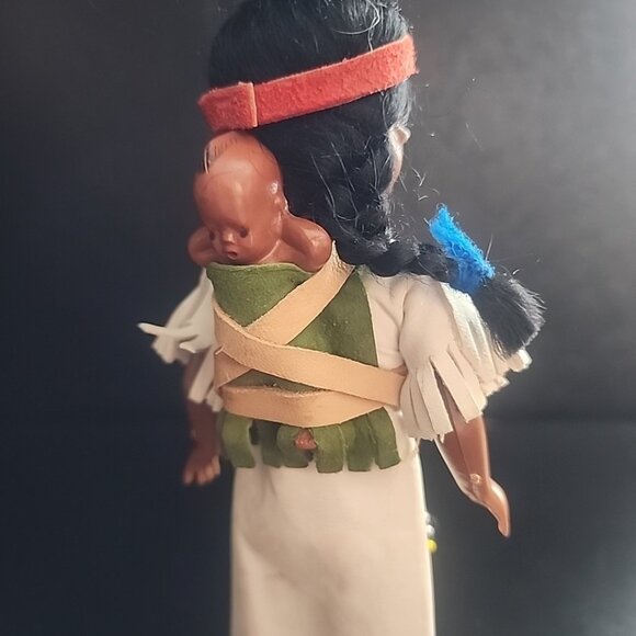 Vtg Native American Doll 7 1/4" Sleepy Eyes Leather Details Hand Beaded & Baby - Picture 2 of 5